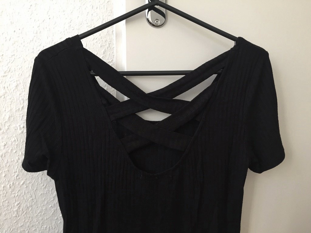 Schwarzes T-Shirt mit Riemen-Detail am Rücken