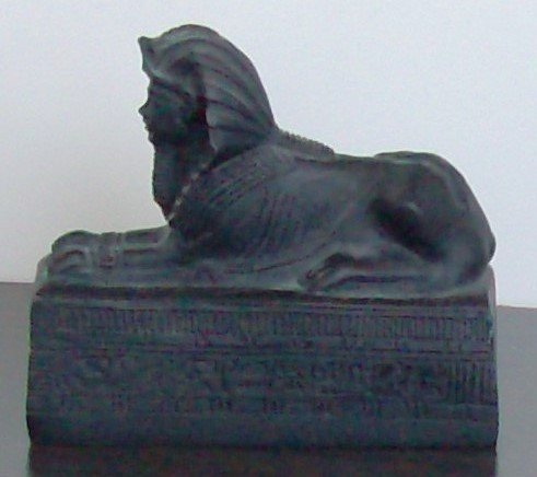 Ägypten-Replik-Skulptur Sphinx, mit ägyptischen Hieroglyphen auf dem Sockel Farbe: schwarz, Ägypten Replik Figur Deko Statue Skulptur Büste schwarz