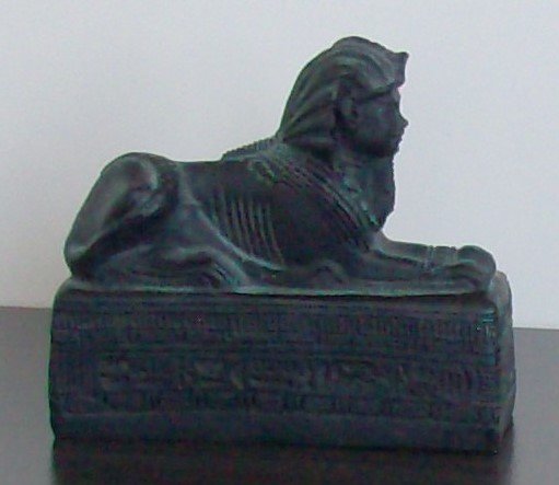 Ägypten-Replik-Skulptur Sphinx, mit ägyptischen Hieroglyphen auf dem Sockel Farbe: schwarz, Ägypten Replik Figur Deko Statue Skulptur Büste schwarz