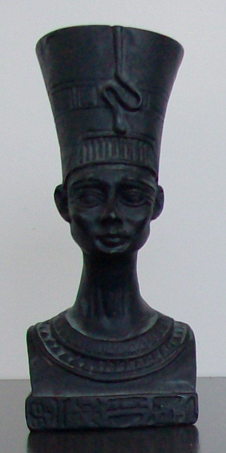 Ägypten-Replik-Skulptur Nofretete = schönste Königin des alten Ägypten, mit ägyptischen Hieroglyphen auf dem Sockel, Figur Replik Deko Statue Skulptur Büste schwarz