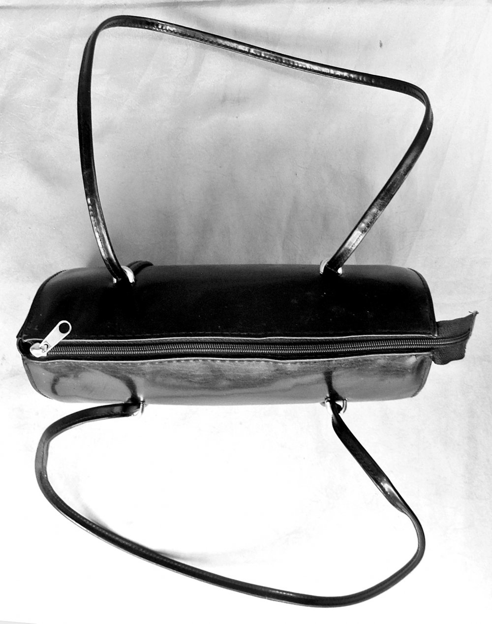 Damen-Tasche / Handtasche schwarz  -  Aus Kunstleder  -  Mit Reißverschluß.