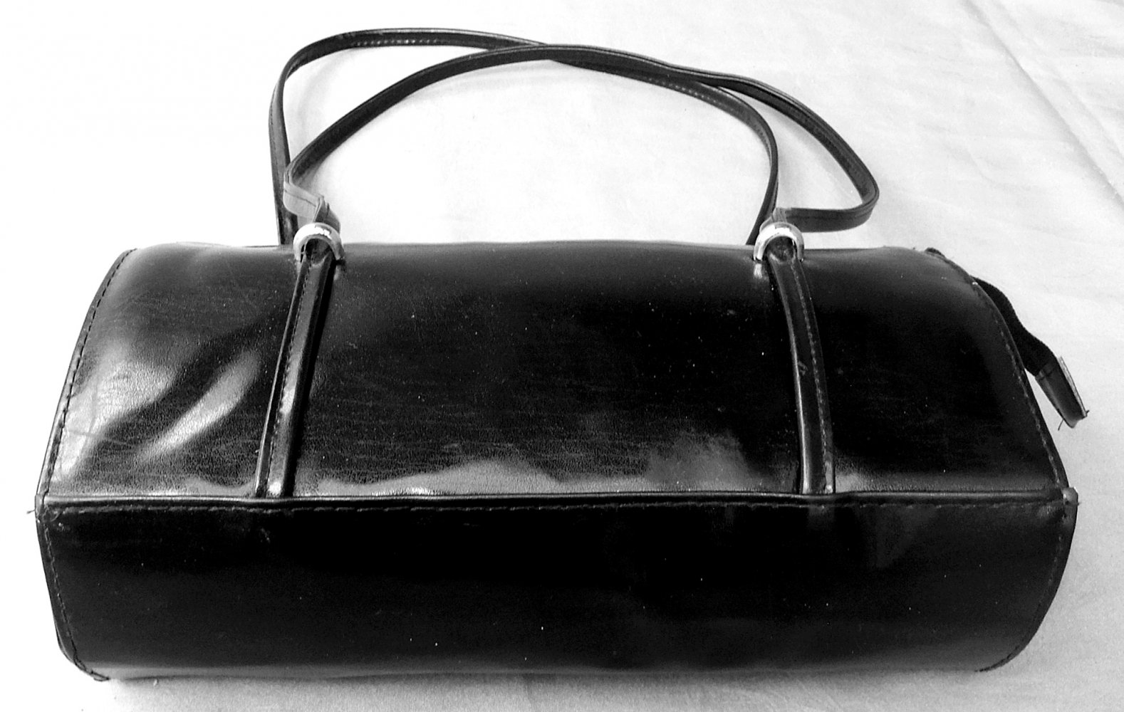 Damen-Tasche / Handtasche schwarz  -  Aus Kunstleder  -  Mit Reißverschluß.