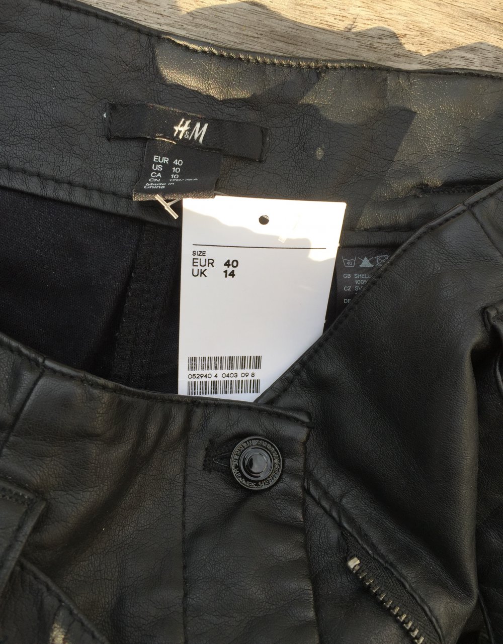 NEU: H&M Kunstleder HOTPANTS Shorts Gr. 40