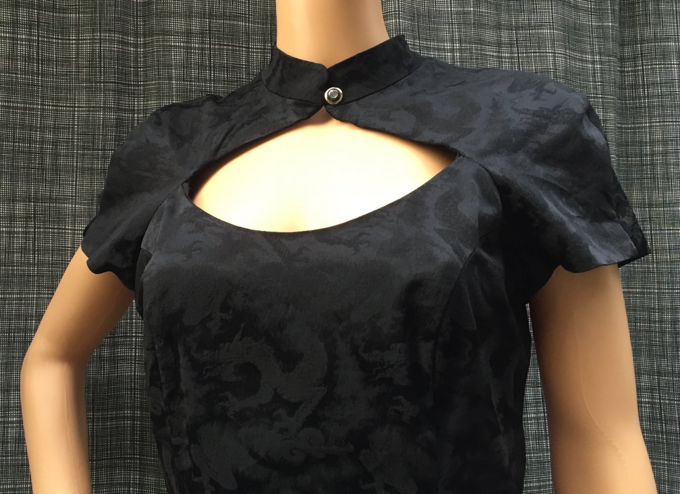 NICOWA Asia KLEID mit Tropfen Dekolleté Gr. M