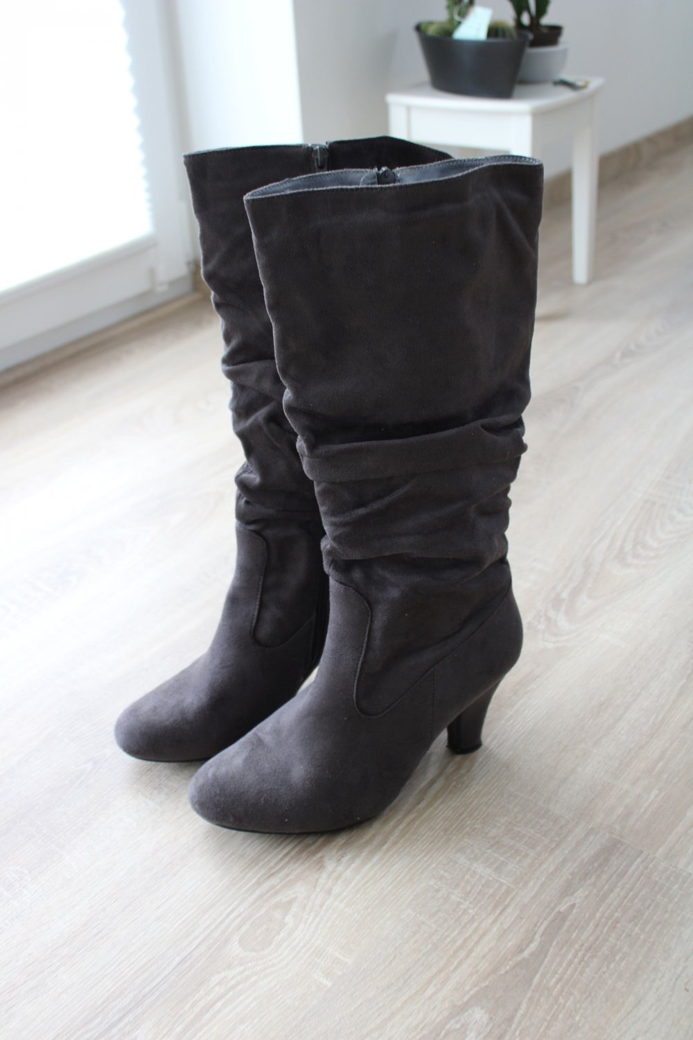 Graue Stiefel mit kleinem Absatz