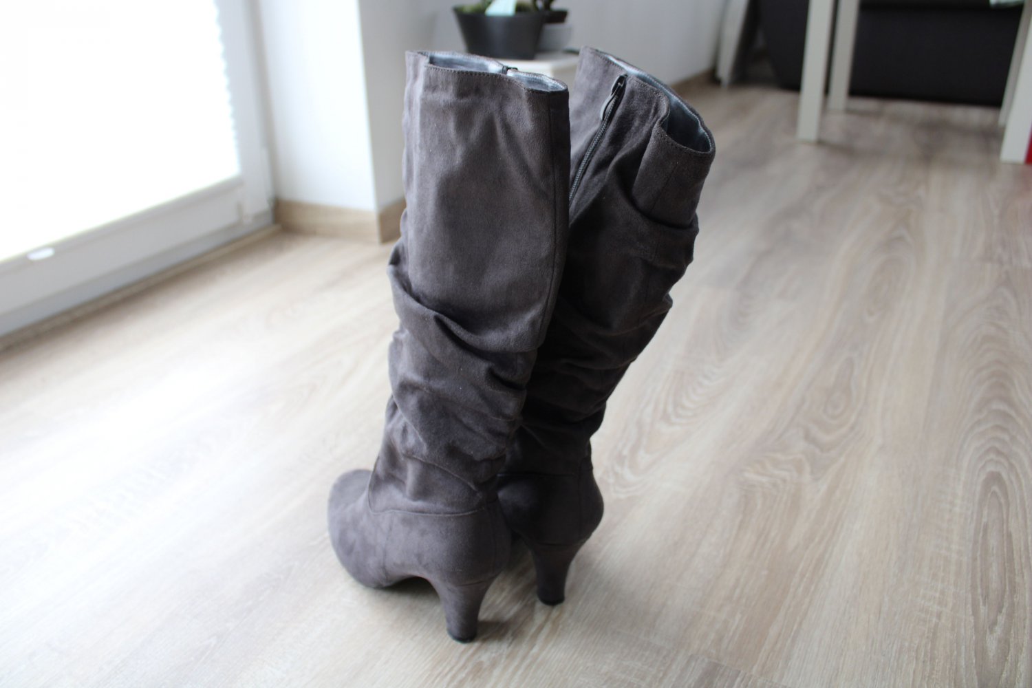 Graue Stiefel mit kleinem Absatz