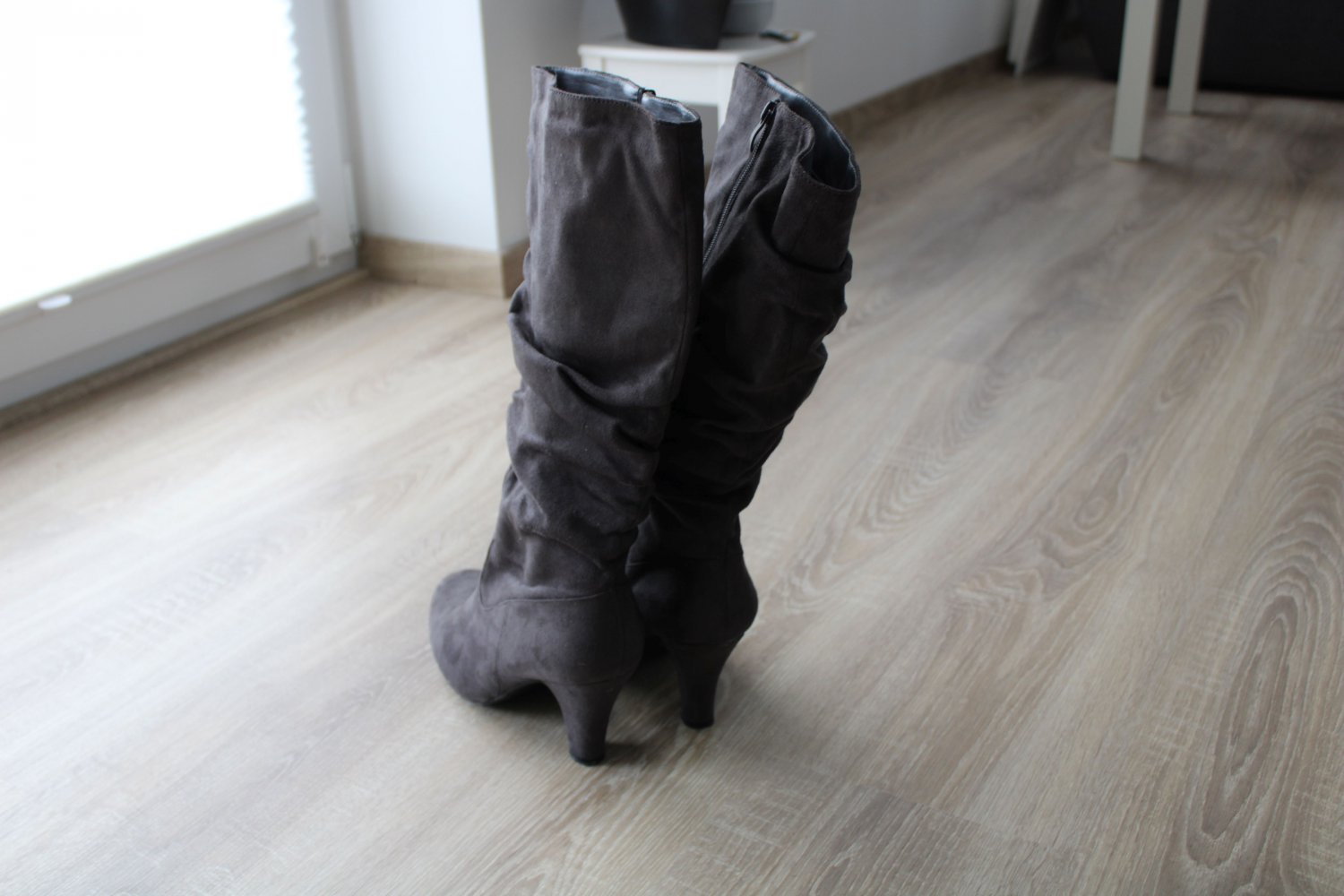 Graue Stiefel mit kleinem Absatz