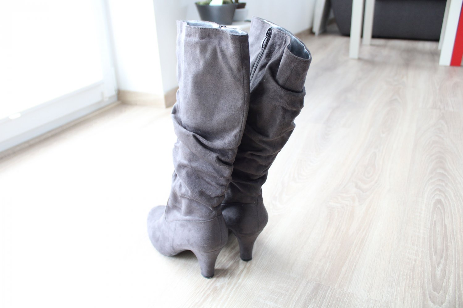 Graue Stiefel mit kleinem Absatz