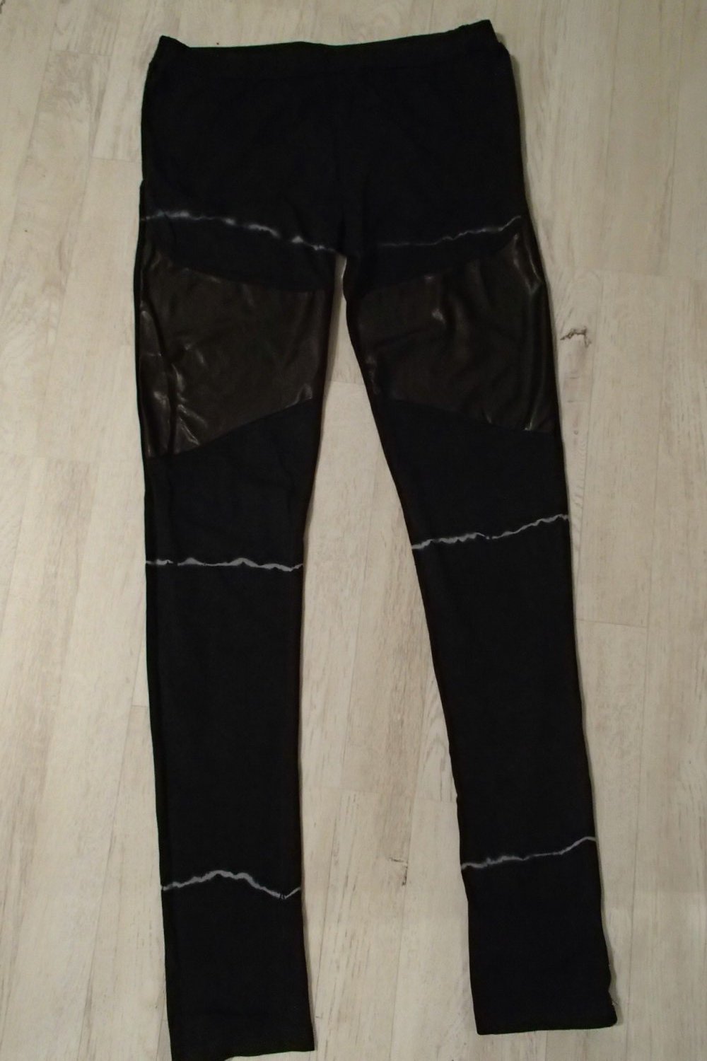 E.M.P Leggings mit Ledereinsätzen