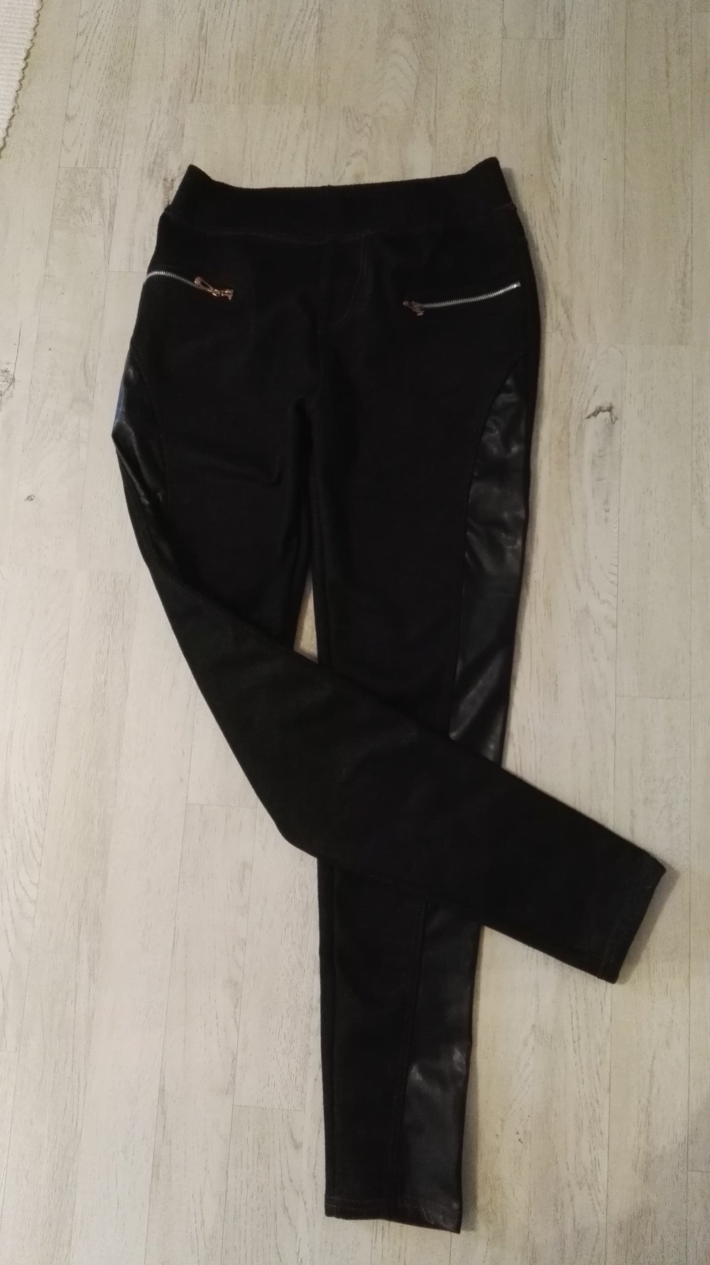 Jeggings mit Ledereinsätzen