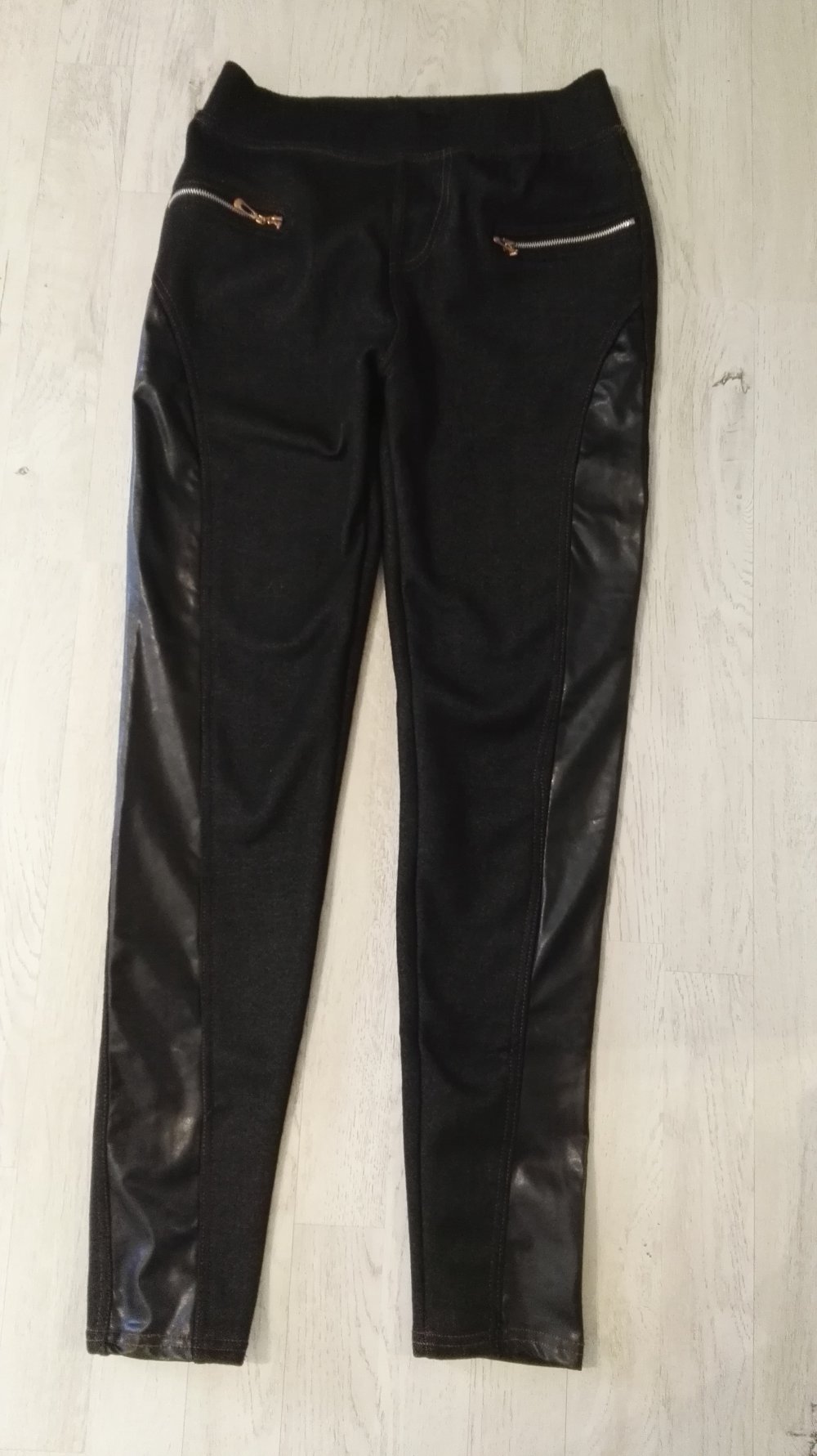 Jeggings mit Ledereinsätzen
