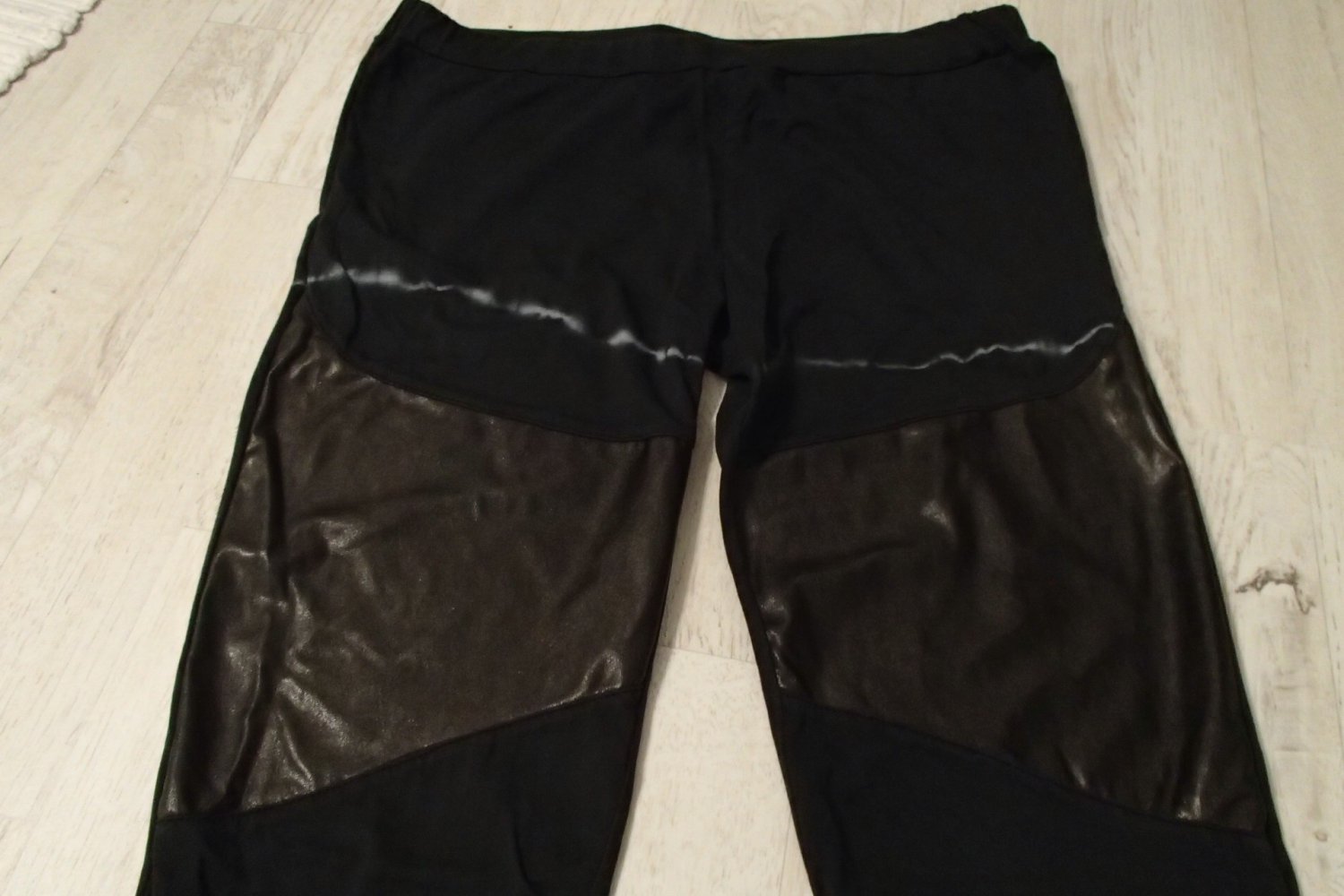E.M.P Leggings mit Ledereinsätzen