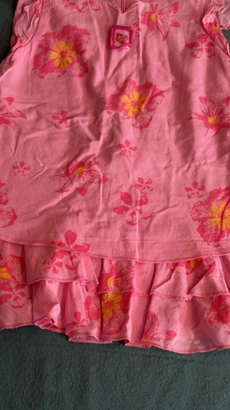 Rosa Blumenkleid