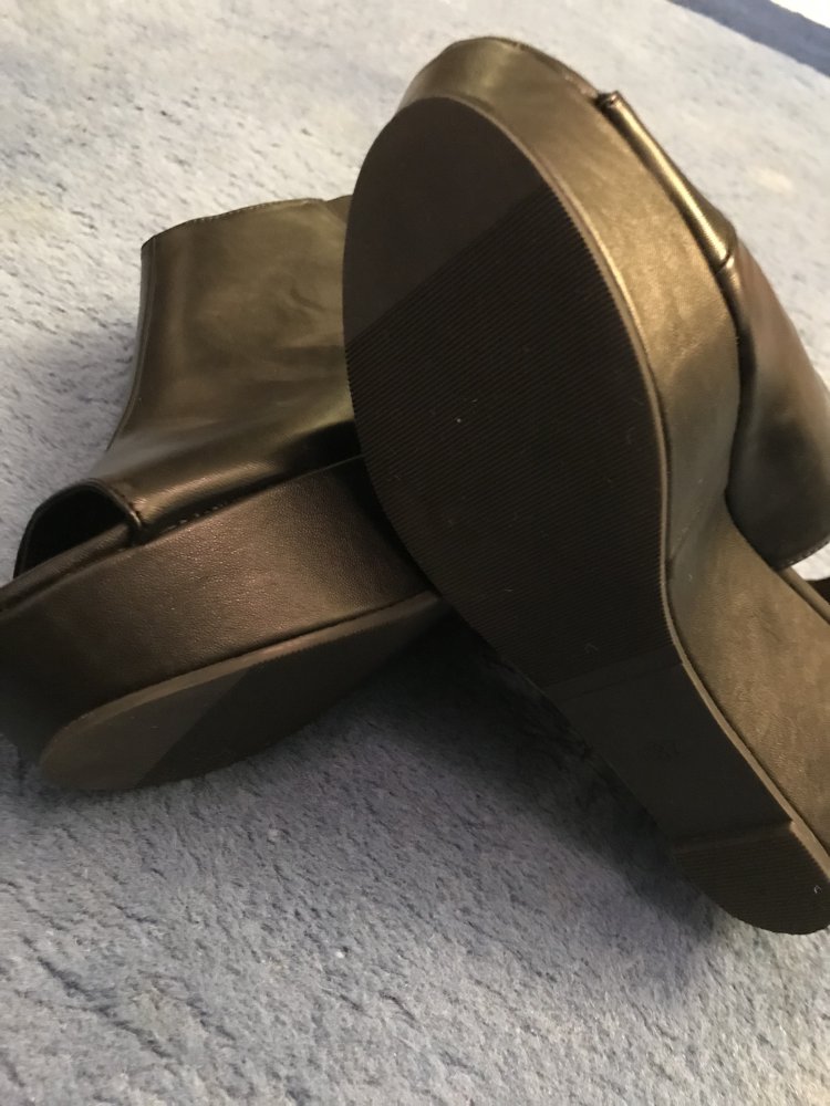 Wedges Sandalen Peep Toes Plateau Knöchelband hinten aus Stretch (vorne 2,5 cm Mitte 4 cm hinten 6 cm) schwarz Grösse 37 H&M – nur 2,3 x getragen