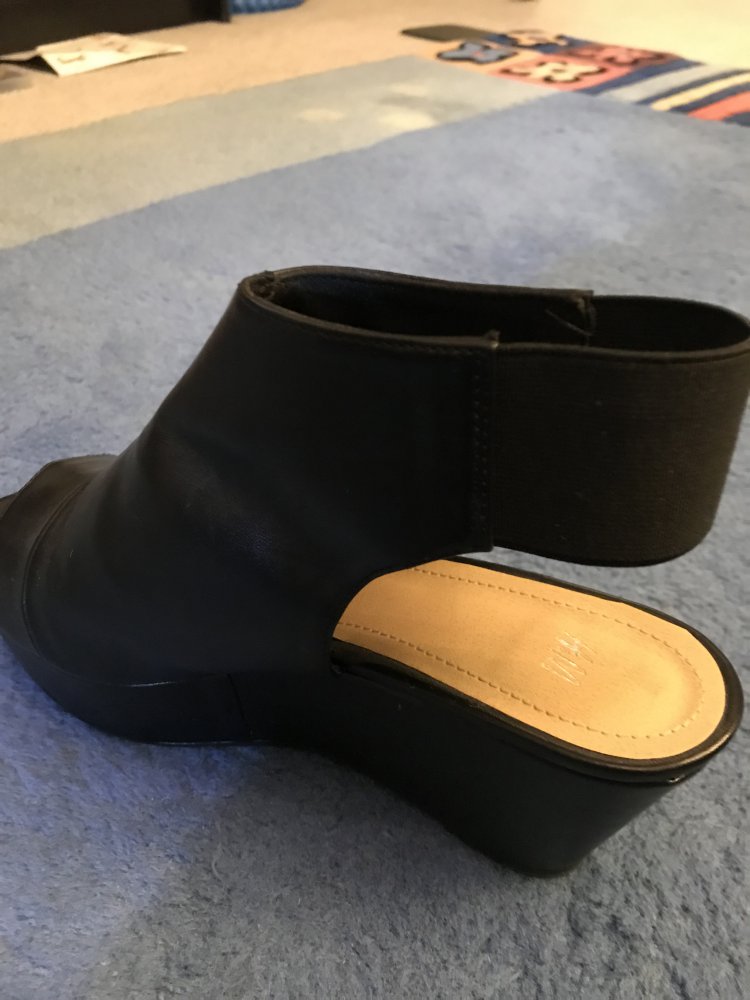 Wedges Sandalen Peep Toes Plateau Knöchelband hinten aus Stretch (vorne 2,5 cm Mitte 4 cm hinten 6 cm) schwarz Grösse 37 H&M – nur 2,3 x getragen