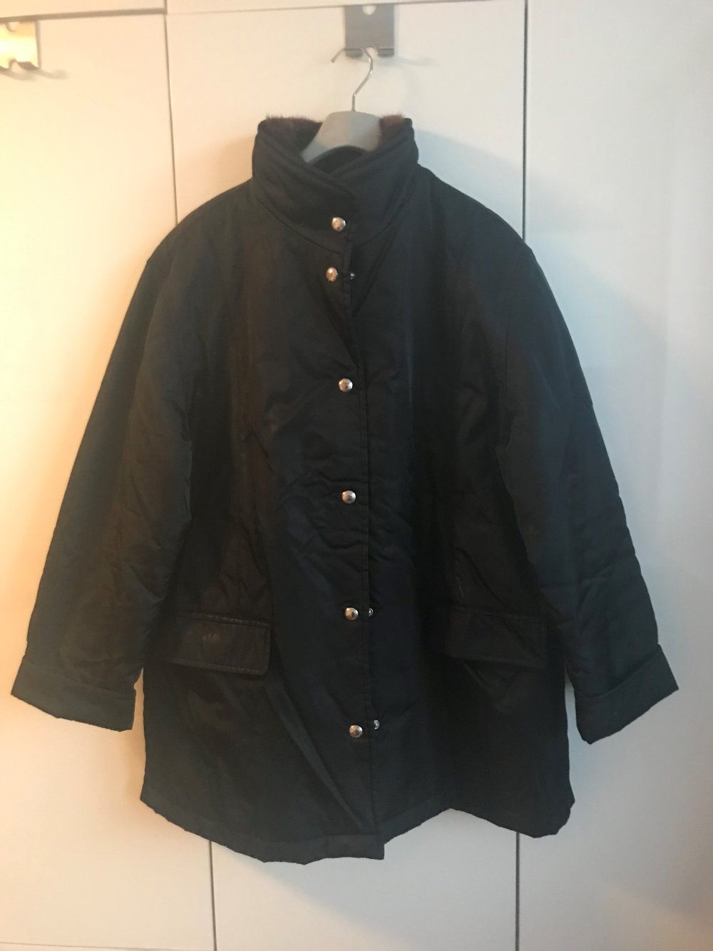 Outdoor Jacke schwarz Größe 44 mit schmalem Kunstfellkragen – wenig getragen 