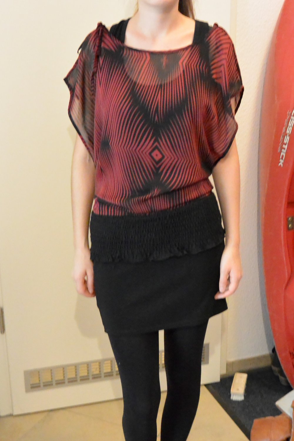 Schwarz rote transparente Bluse mit Cut outs Geomuster Party