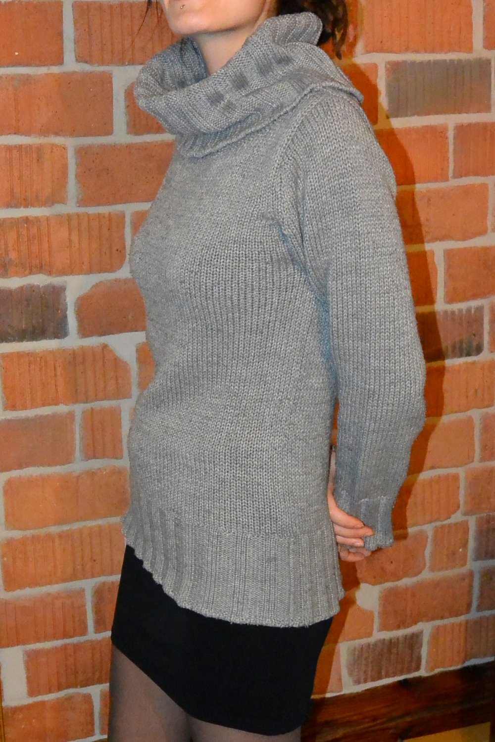 Grauer Longpullover mit großem Kragen Winter Herbst