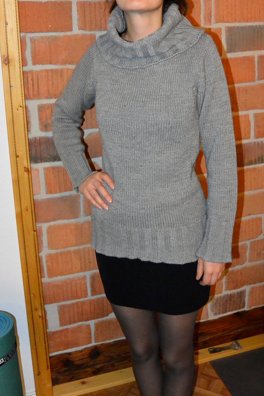 Grauer Longpullover mit großem Kragen Winter Herbst