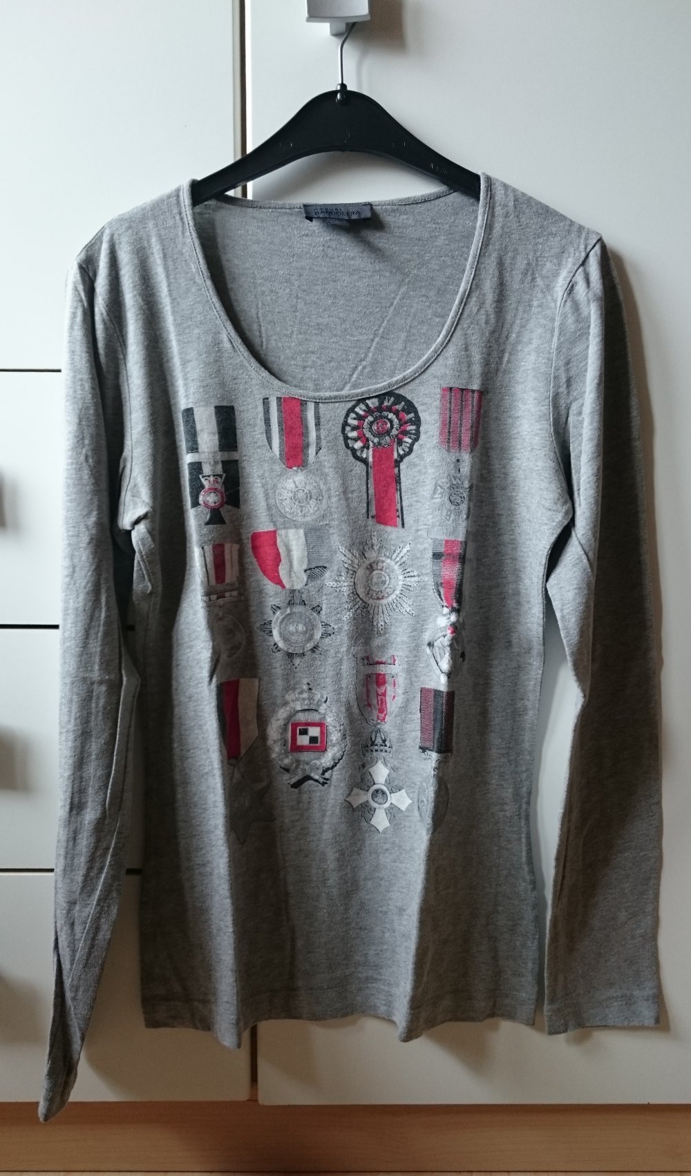 hellgraues Langarm Shirt mit Orden Print