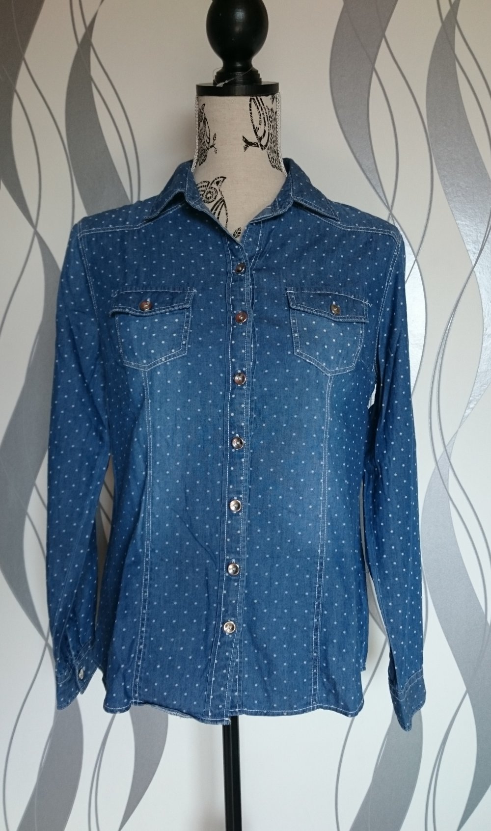 leichtes, gepunktetes Jeanshemd / Jeansbluse