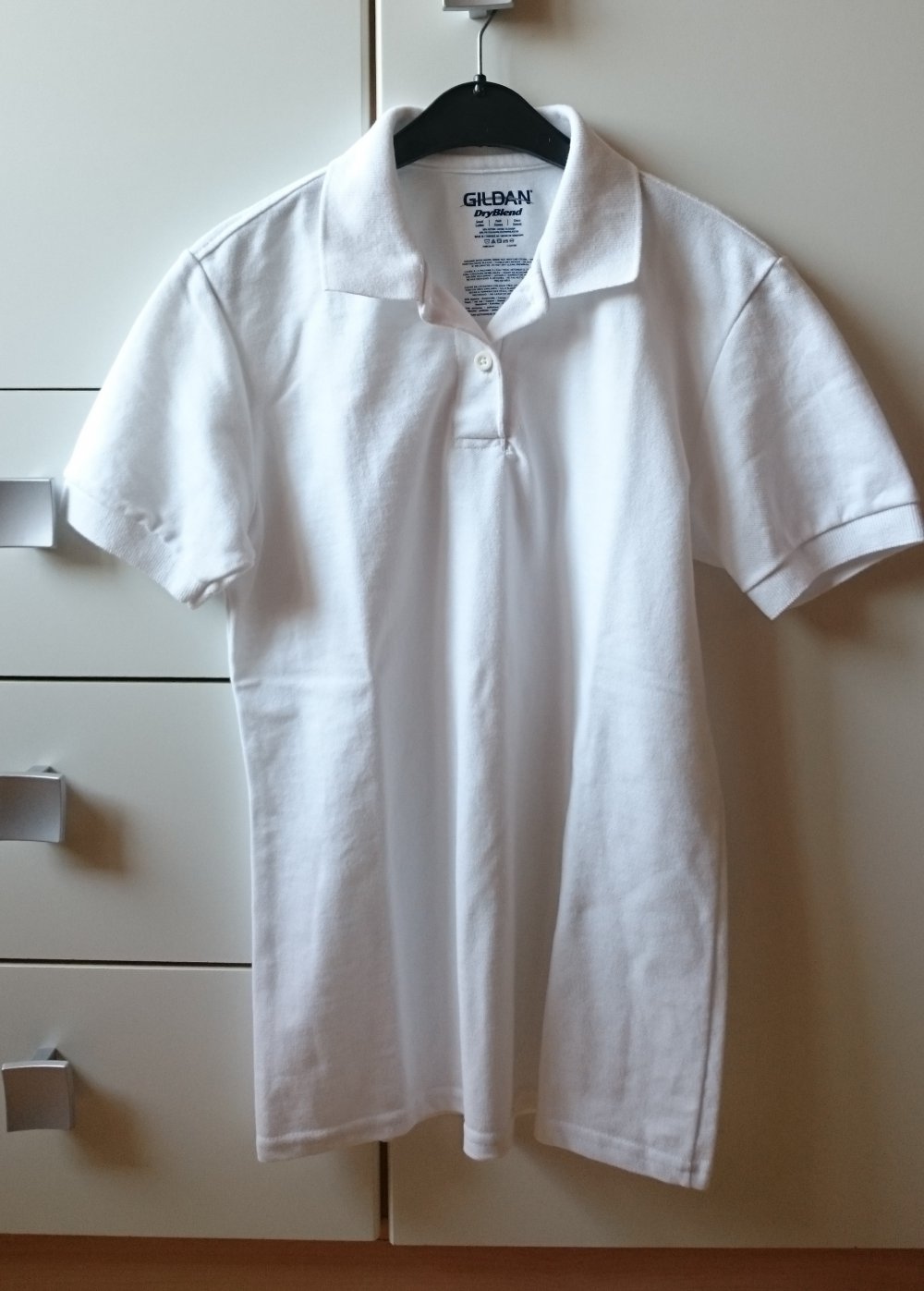 weißes Poloshirt