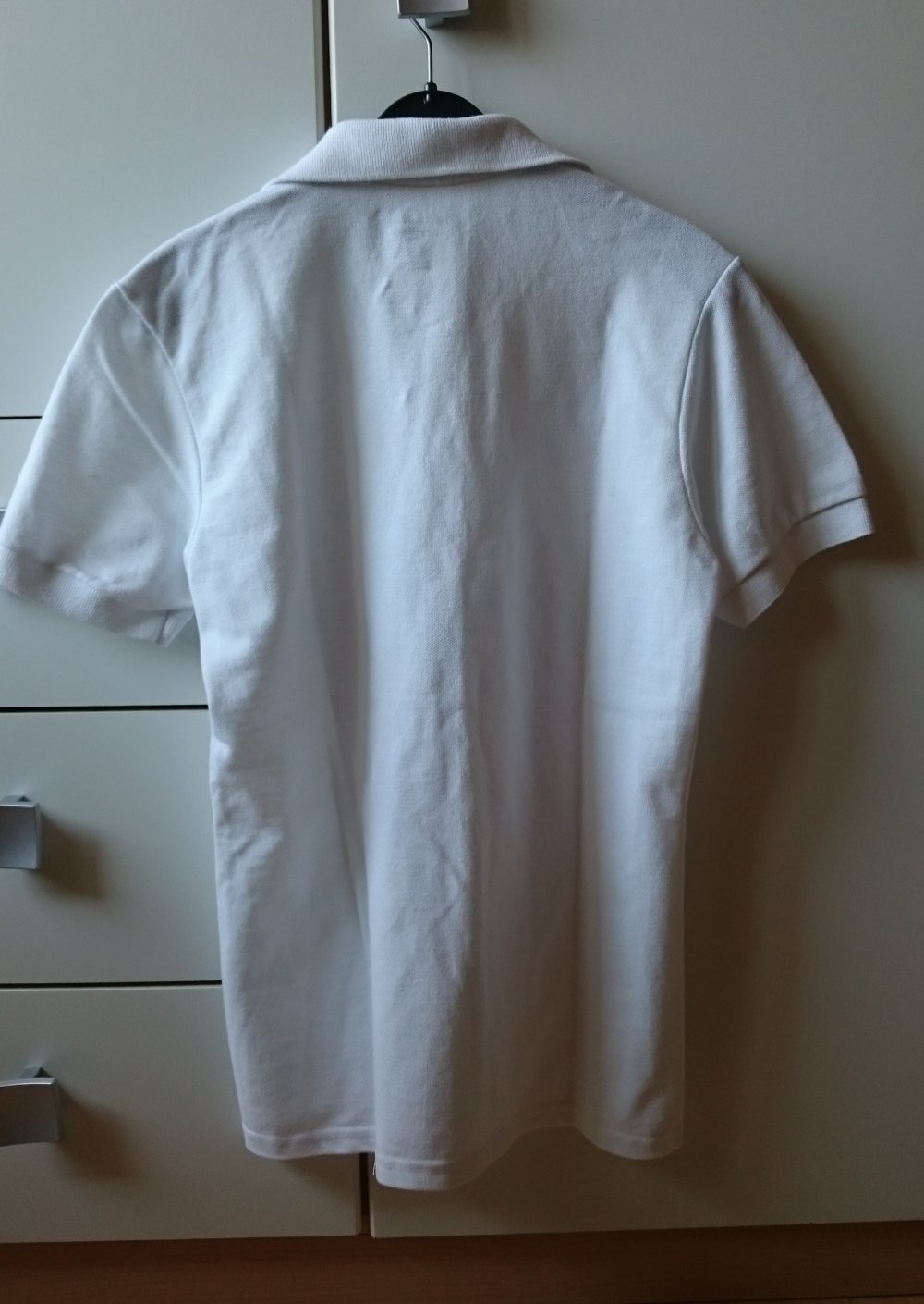weißes Poloshirt