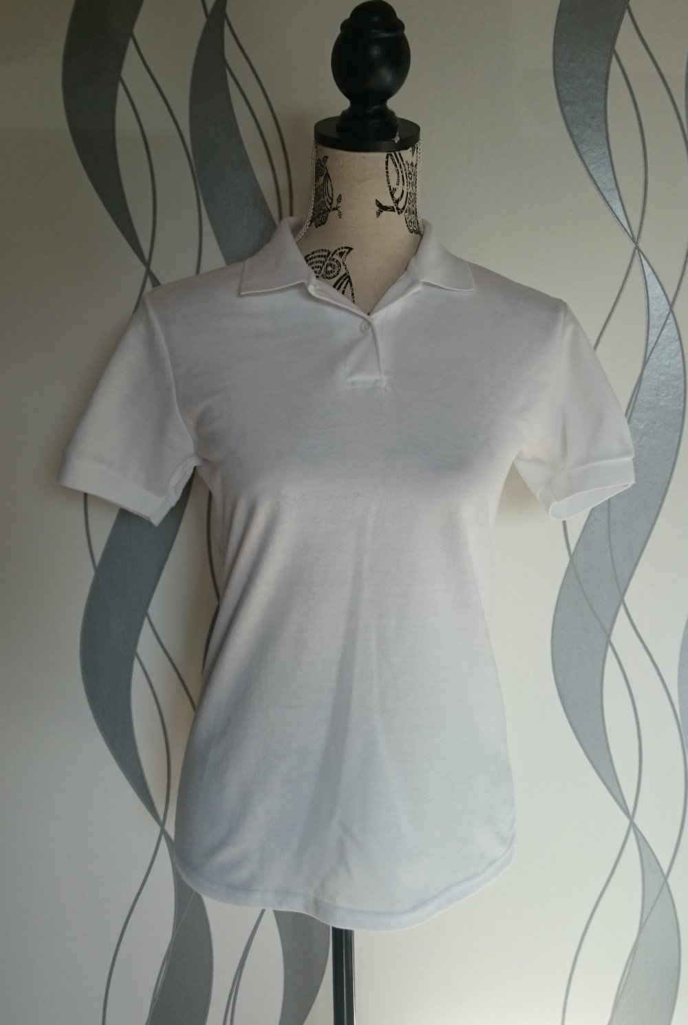 weißes Poloshirt