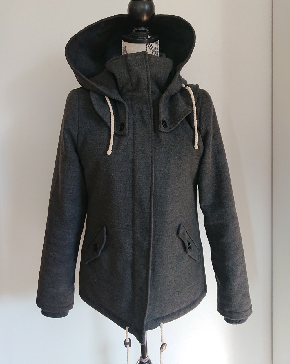 graue Winterjacke / Parka