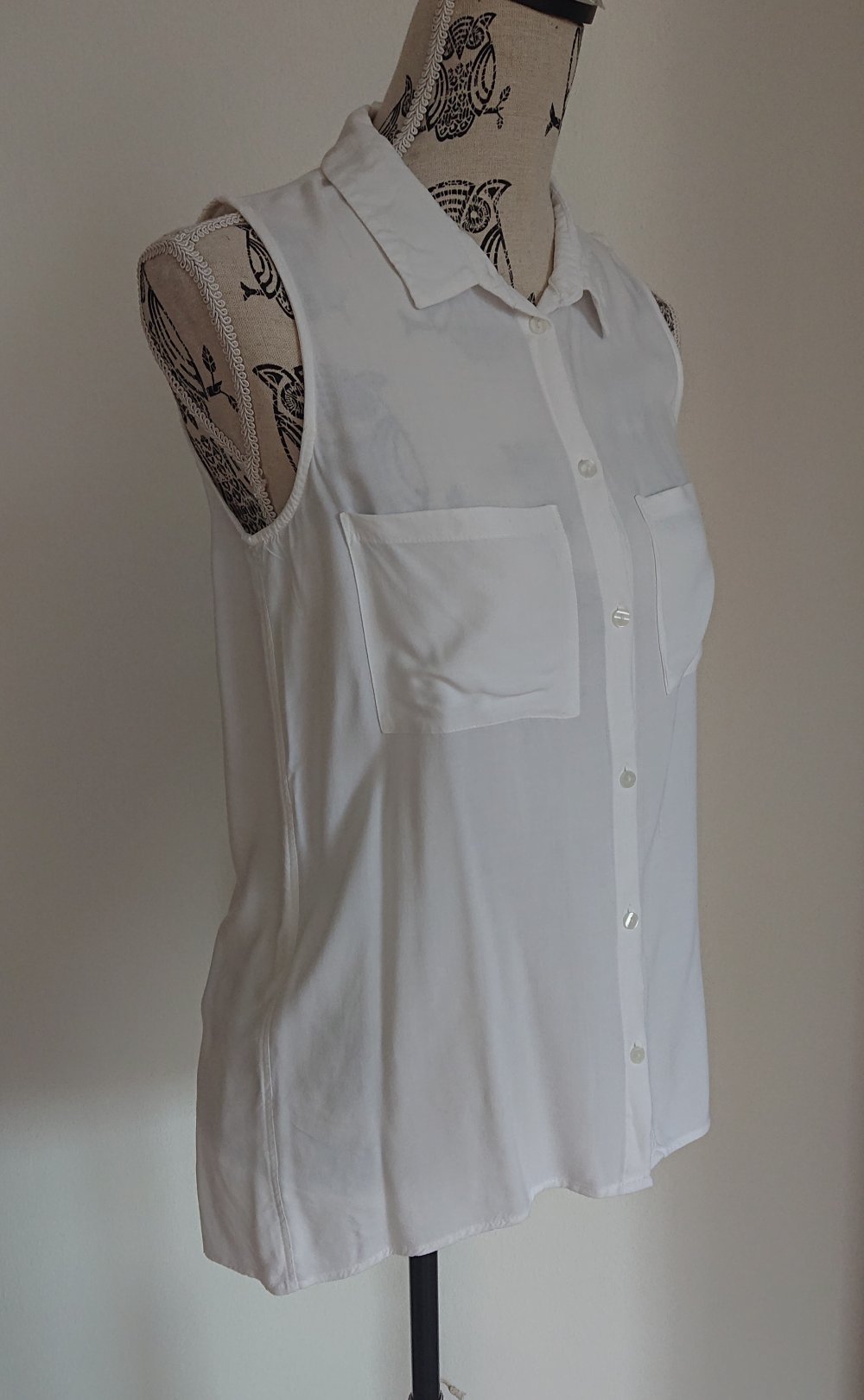 weiße ärmellose Bluse / Hemd
