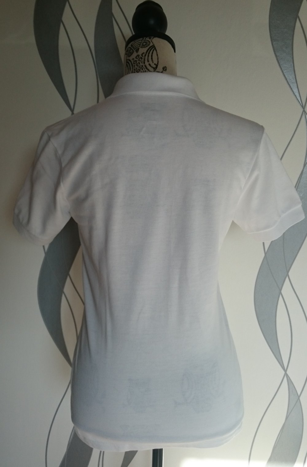 weißes Poloshirt