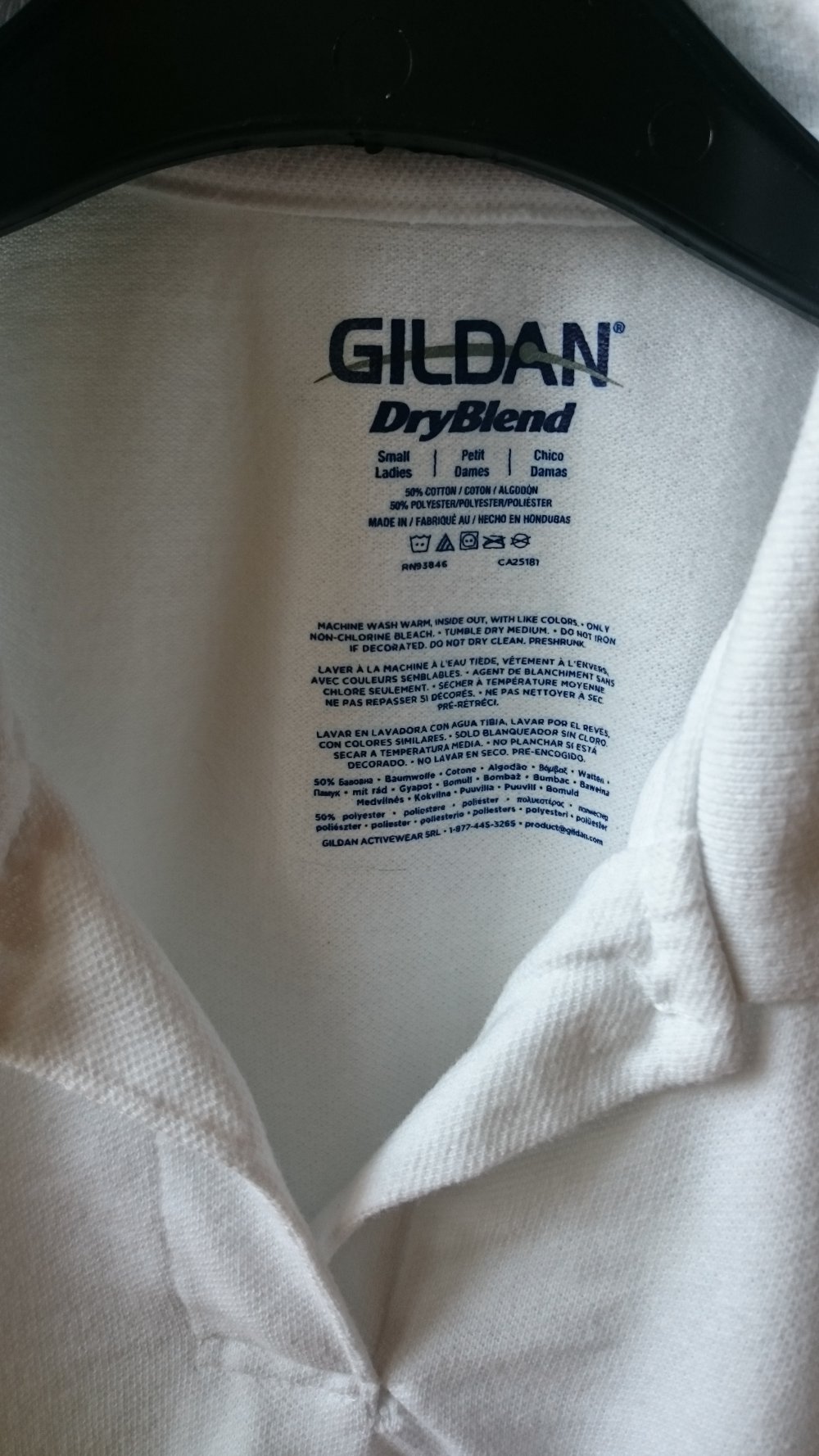 weißes Poloshirt