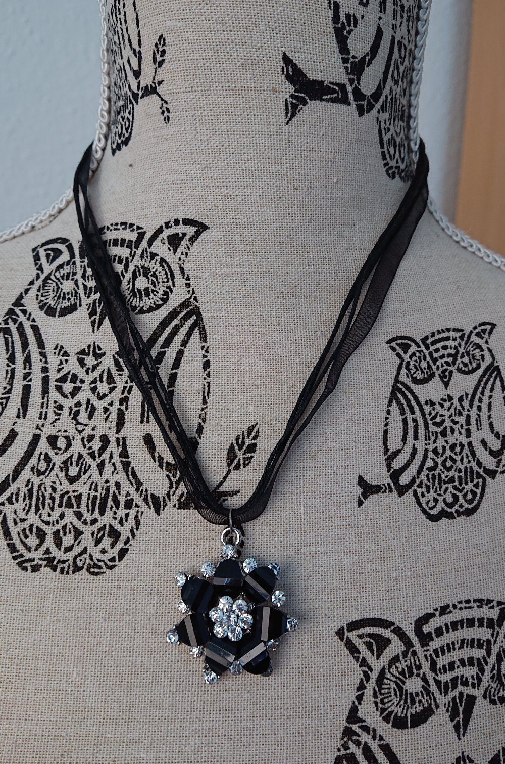 edle Halskette mit großer schwarzer Blume Goth