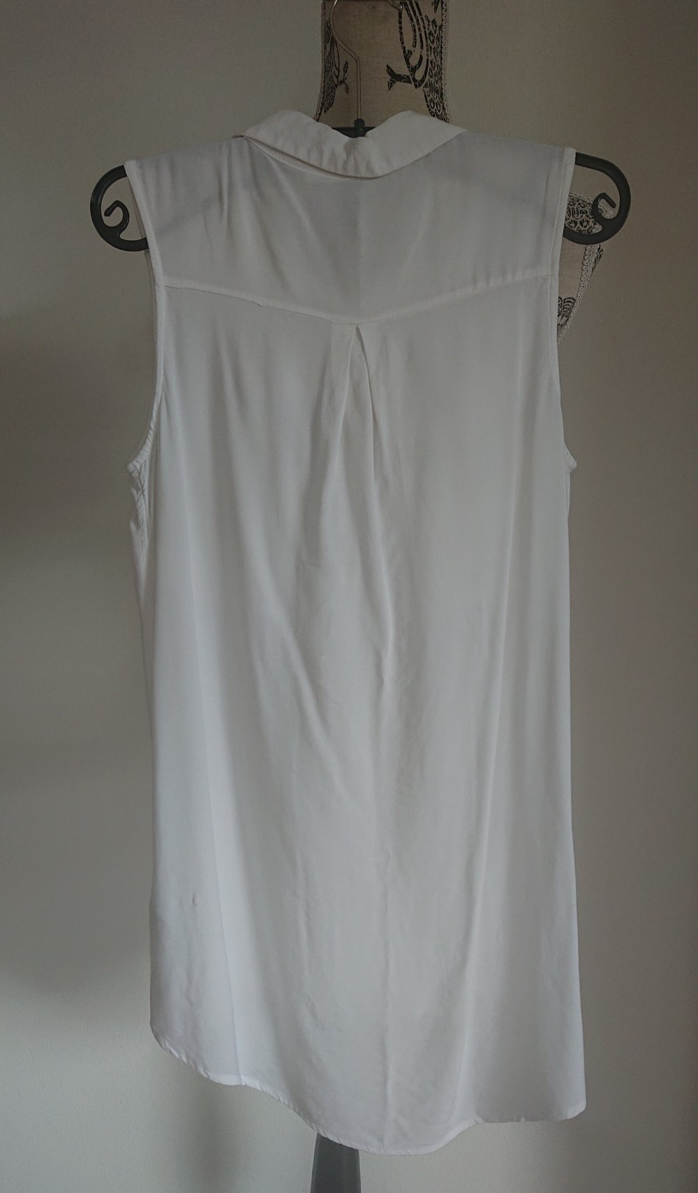 weiße ärmellose Bluse / Hemd