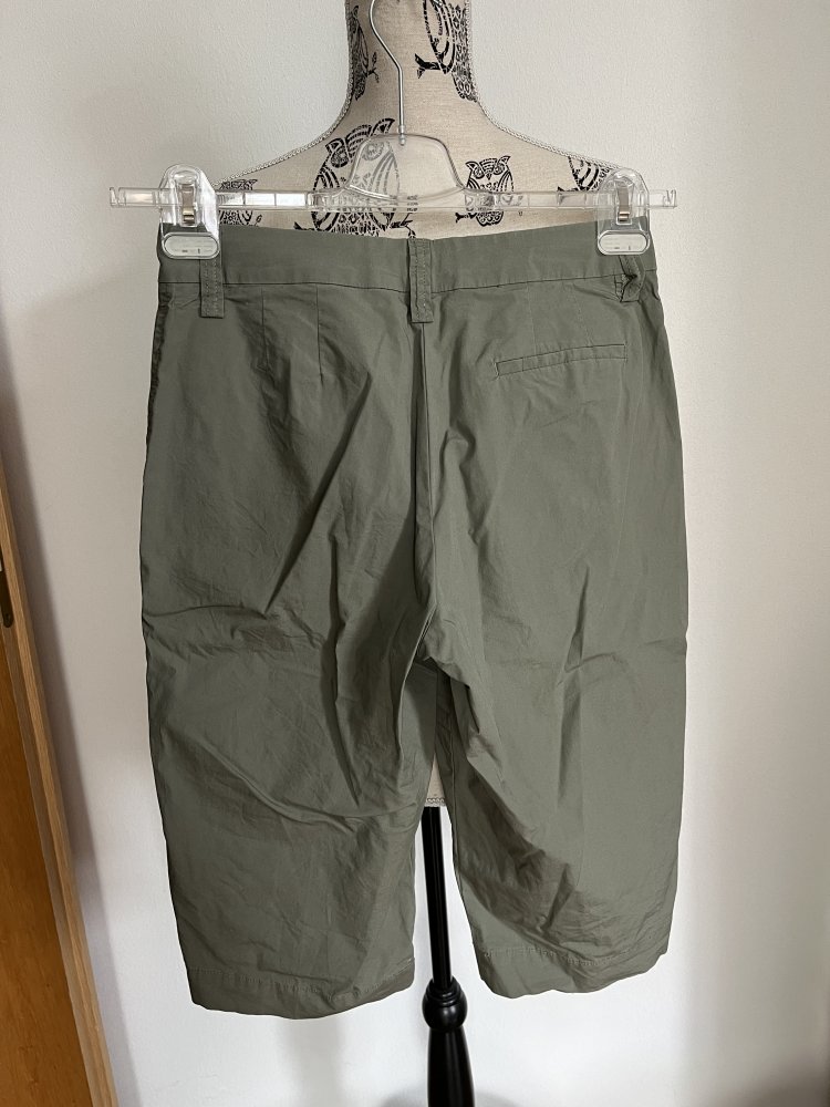 Olivgrüne 3/4 Caprihose