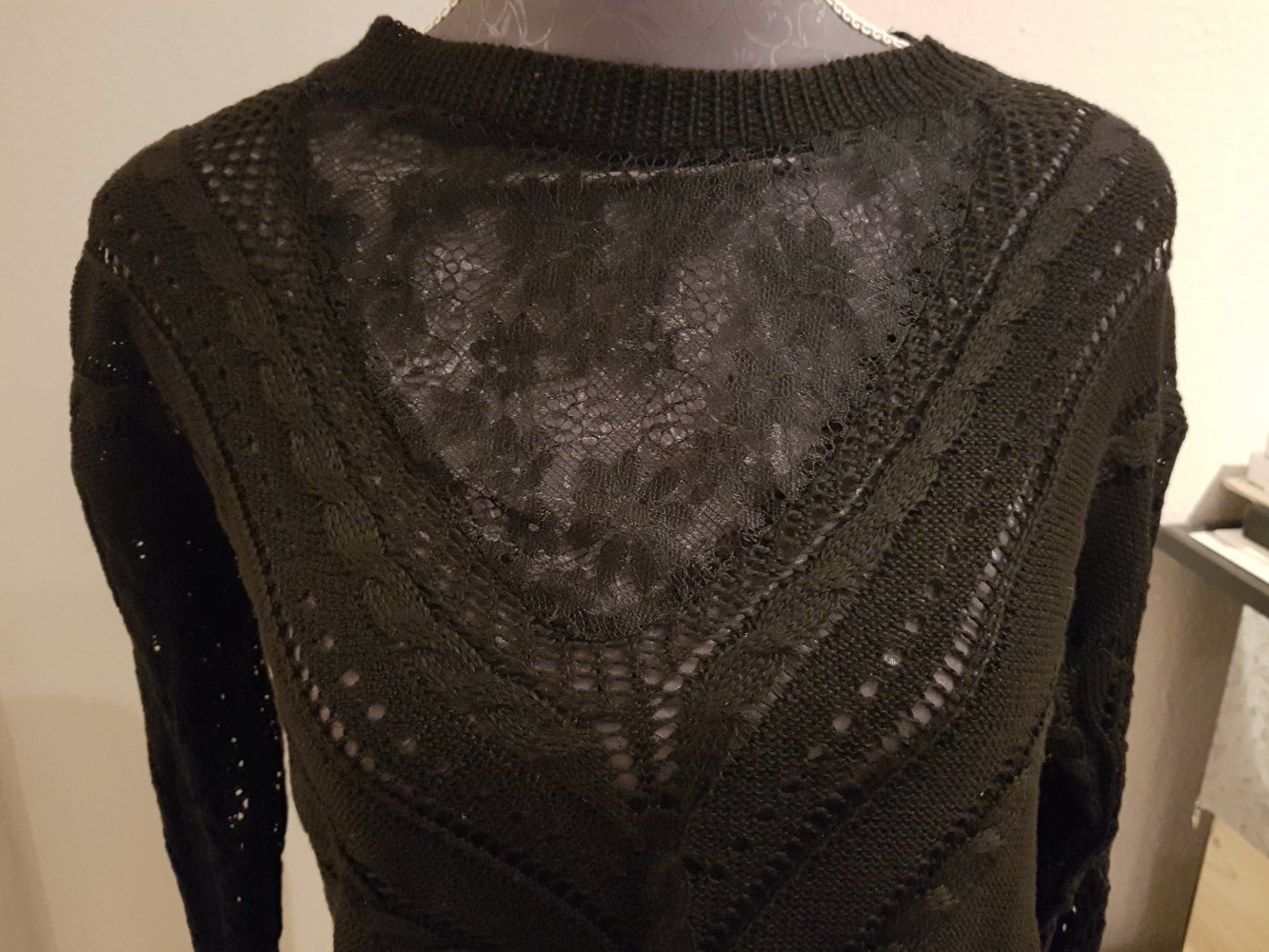 Schwarzer Strickpulli 