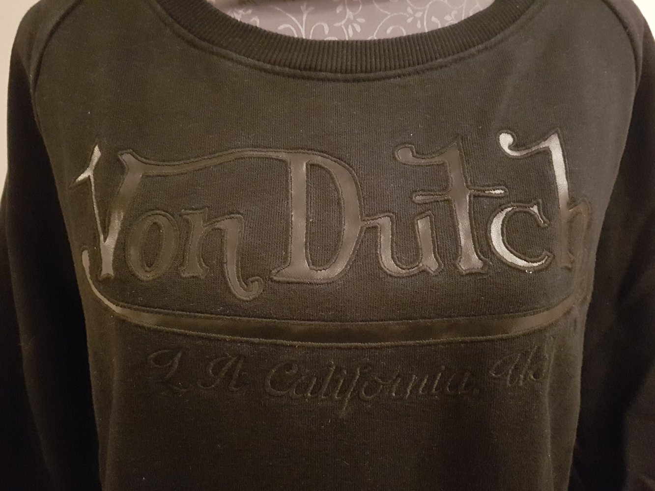 Schwarzes Sweathirt, Von Dutch