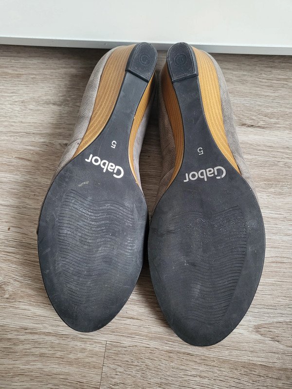 Neue Pumps mit Keilabsatz Gr. 38