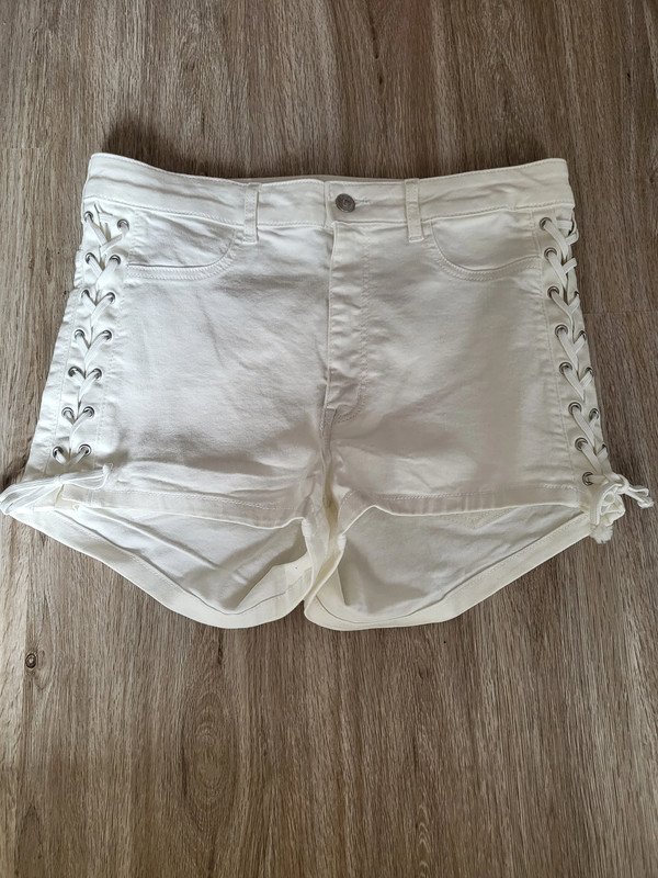 Neue weiße Shorts (High Waist) mit Schnürung Gr. 44