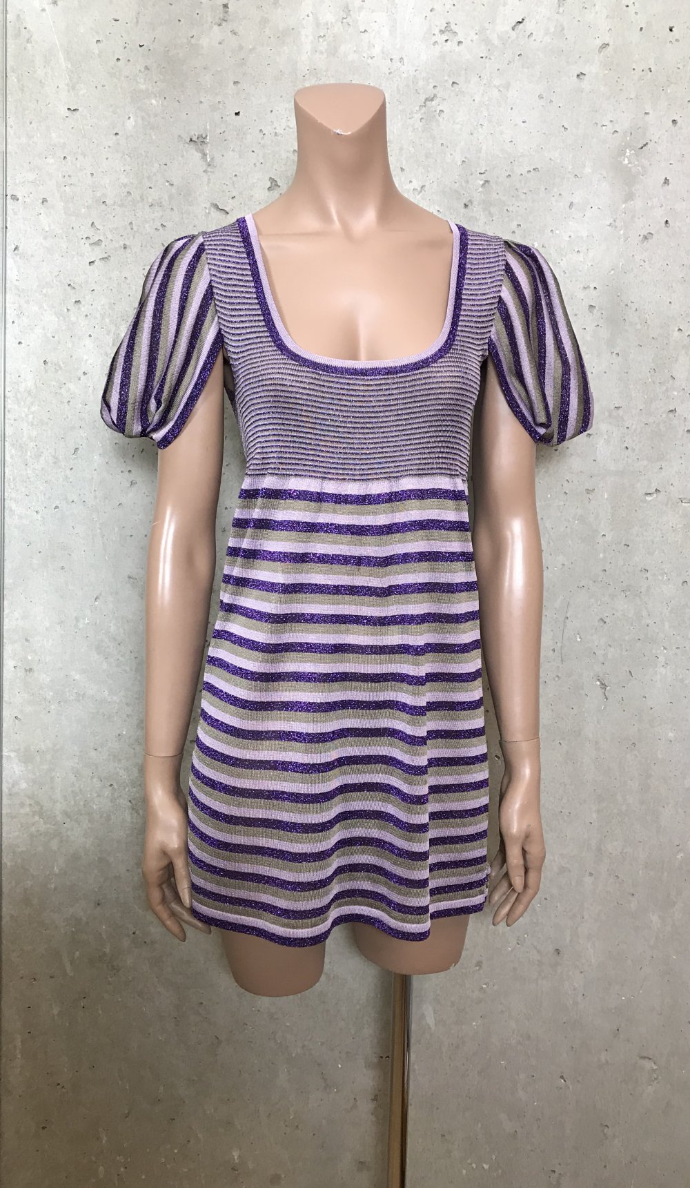 Pas De Cliche Mini Kleid in Strick Jersey, Long Top mit weiten Ärmel, Tulpen Ärmel, Lurex Fäden 