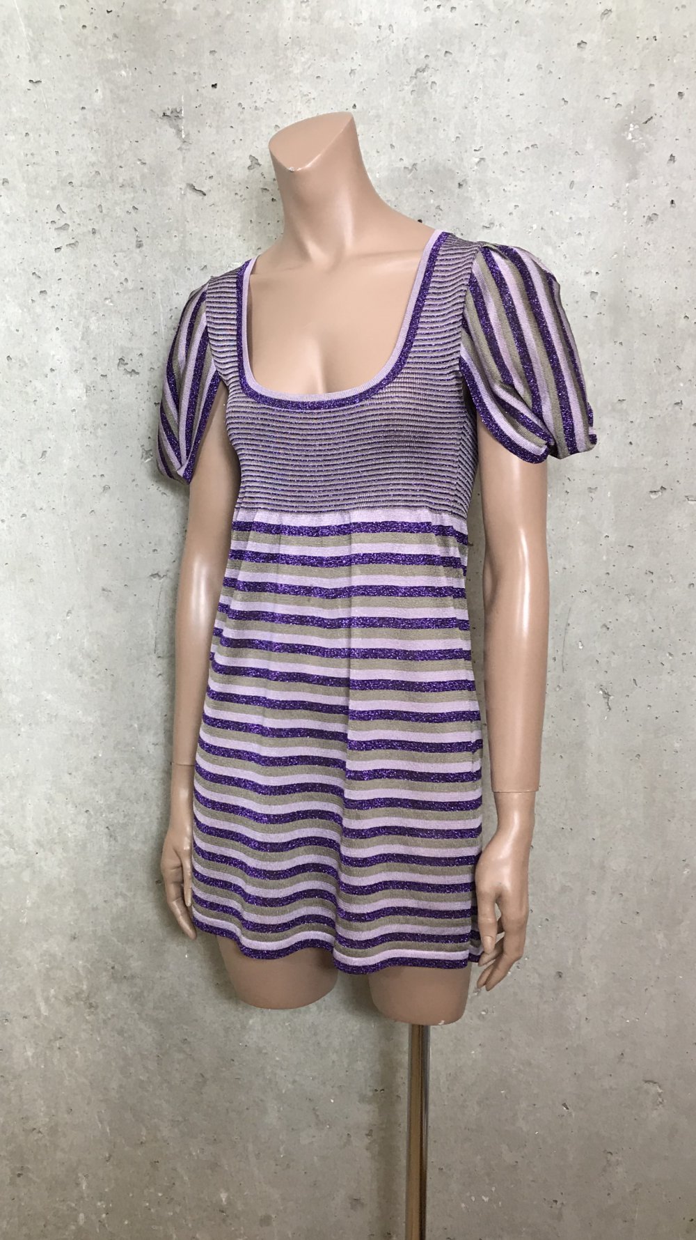 Pas De Cliche Mini Kleid in Strick Jersey, Long Top mit weiten Ärmel, Tulpen Ärmel, Lurex Fäden 