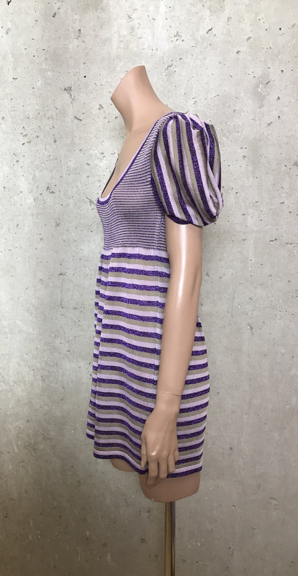Pas De Cliche Mini Kleid in Strick Jersey, Long Top mit weiten Ärmel, Tulpen Ärmel, Lurex Fäden 