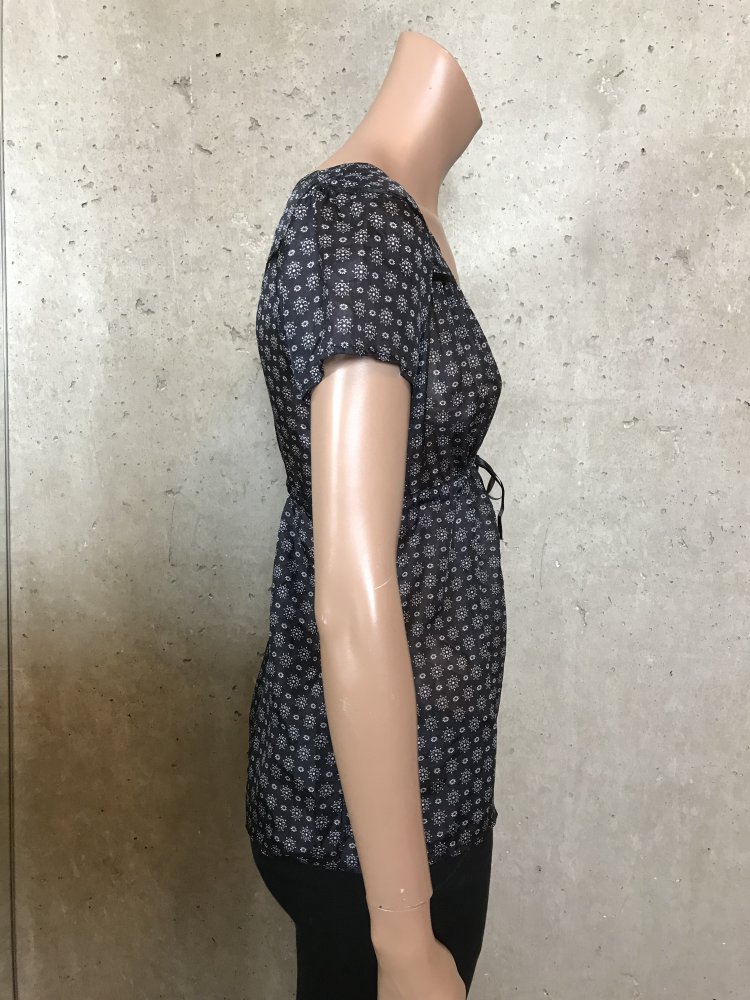 zarte Seiden Bluse, Oberteil in schwarz mit Blumen Muster