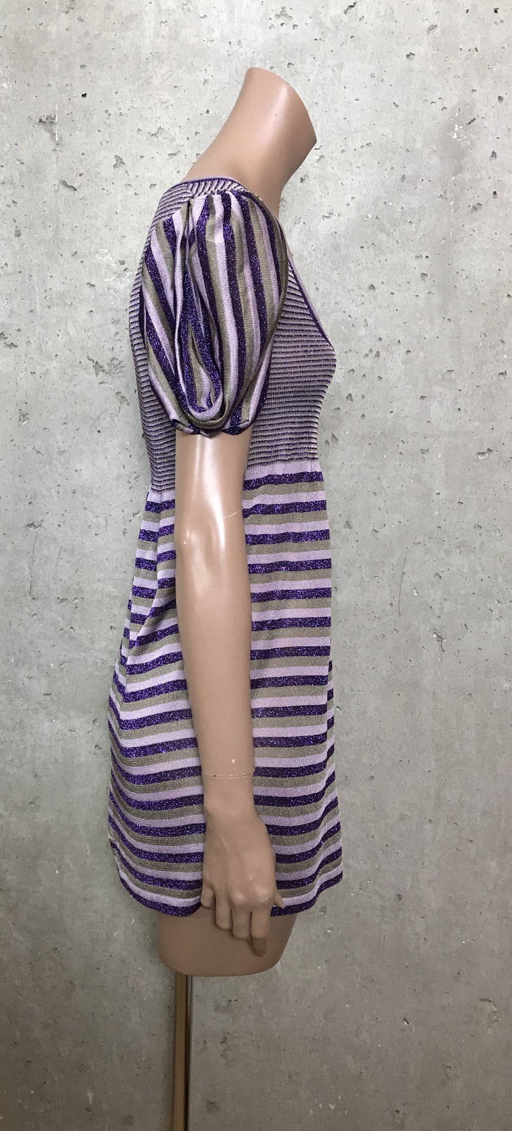 Pas De Cliche Mini Kleid in Strick Jersey, Long Top mit weiten Ärmel, Tulpen Ärmel, Lurex Fäden 