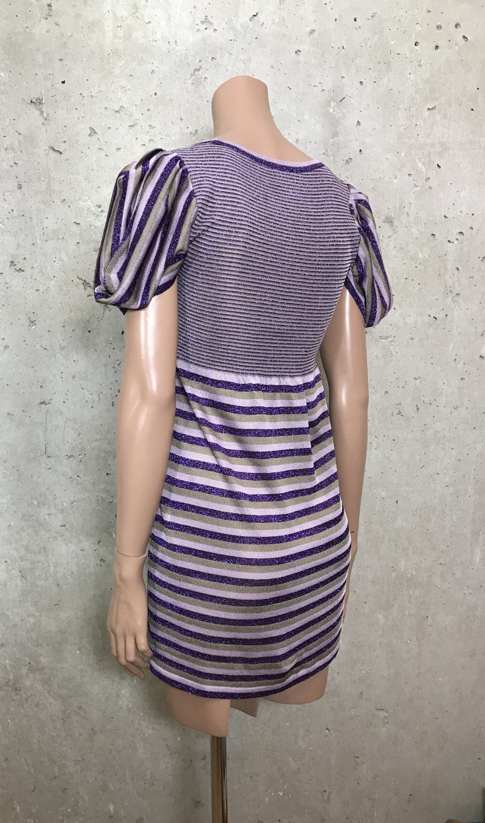 Pas De Cliche Mini Kleid in Strick Jersey, Long Top mit weiten Ärmel, Tulpen Ärmel, Lurex Fäden 