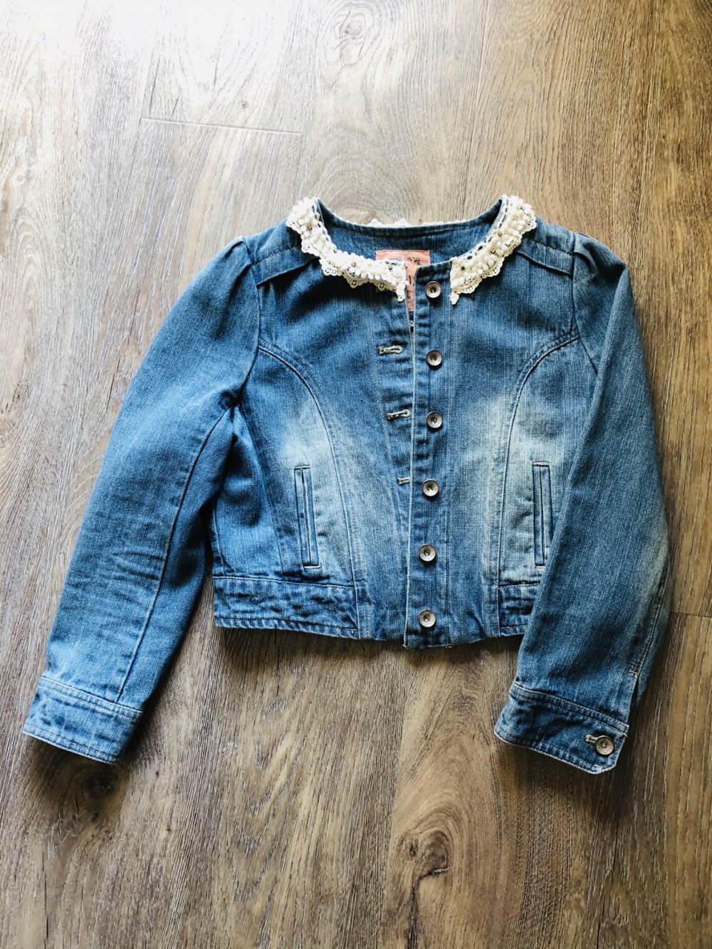 Kurze Jeansjacke mit Stickerei 