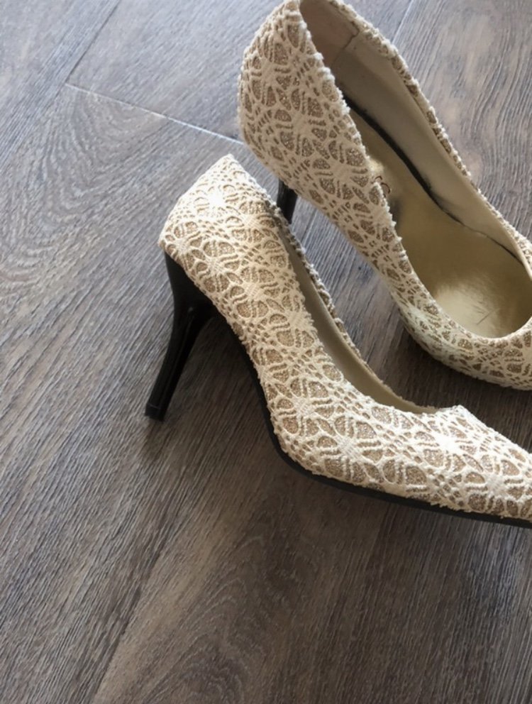 High Heels mit Spitzenmuster