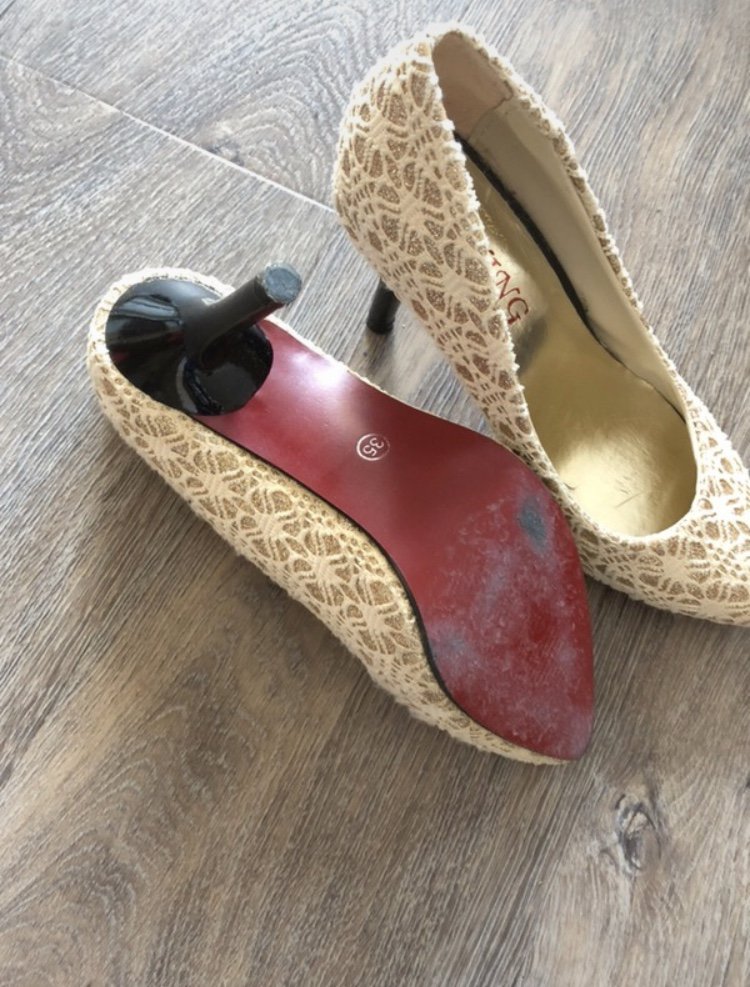 High Heels mit Spitzenmuster