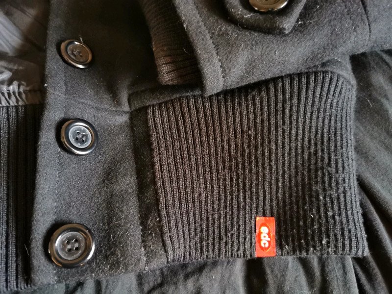 Schwarze Kurzjacke von Esprit edc