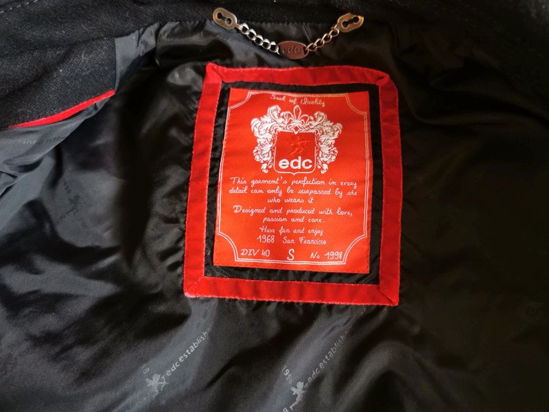 Schwarze Kurzjacke von Esprit edc